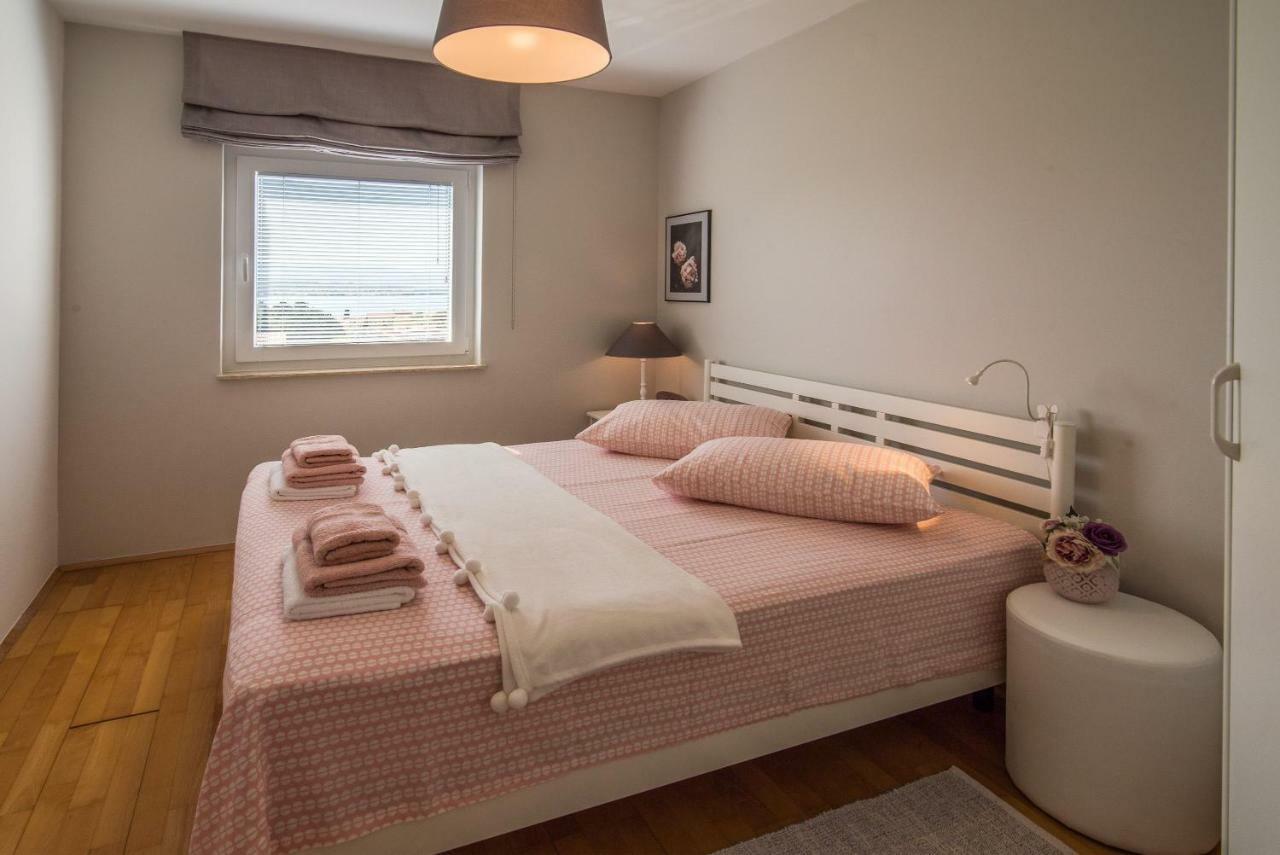 Apartment Luna Малинска Екстериор снимка